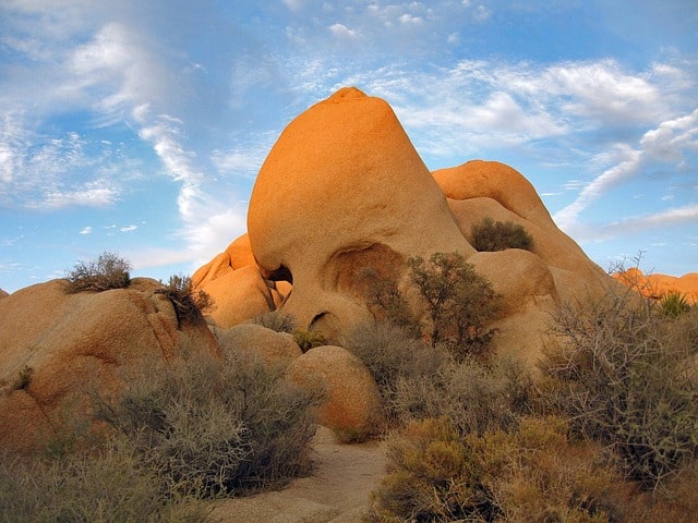 Skull Rock hikes in joshua tree