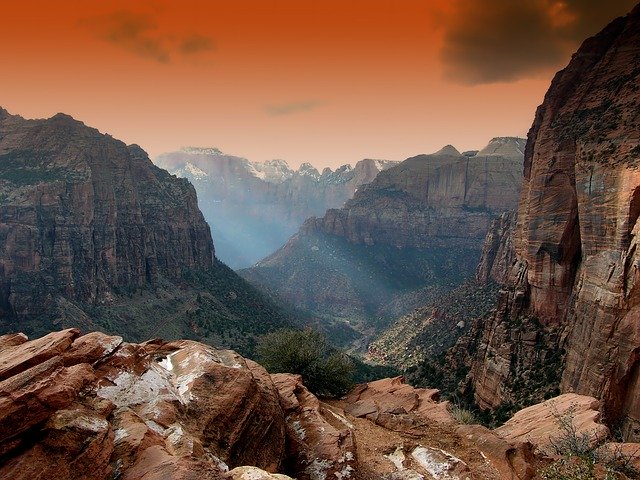 closest national park near las vegas 	zion canyon hikes
